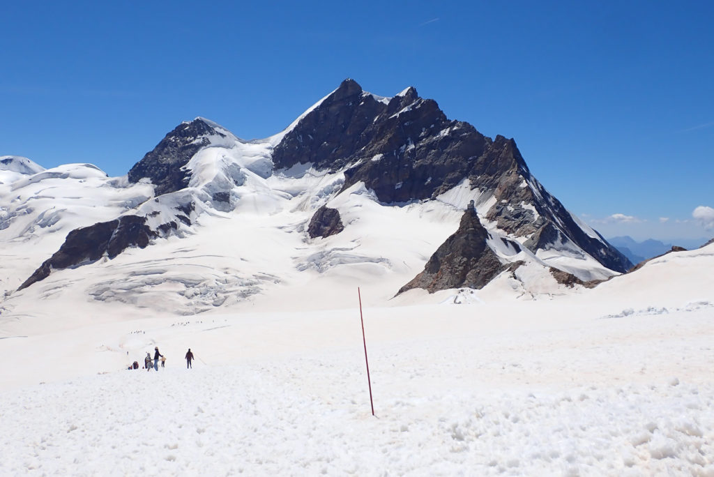 Delante a la derecha queda empequeñecido el Jungfraujoch, con el Jungfrau arriba